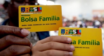 Bolsonaro muda de ideia e avalia acabar com abono para elevar Bolsa Família